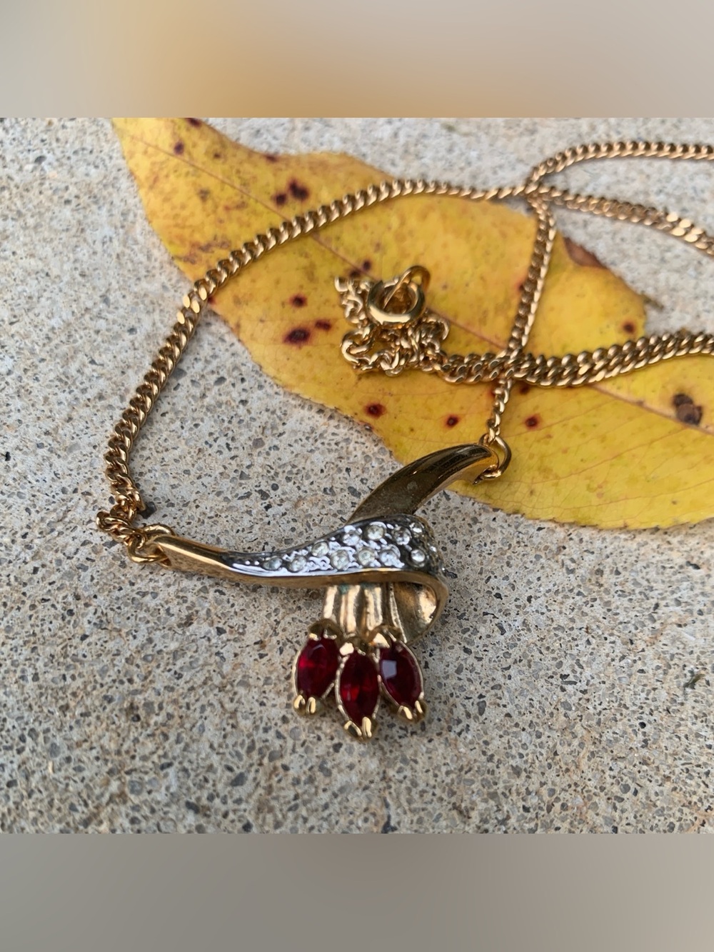 Vintage 16” Goldtone Necklace w/faux ruby & faux diamond accents